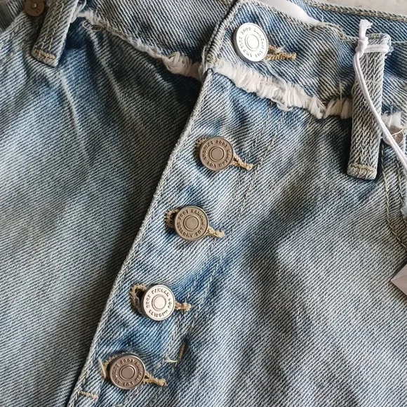 Kancan Women's Distressed Light Wash Jean Shorts - size 5/26 - Picture 9 of 16